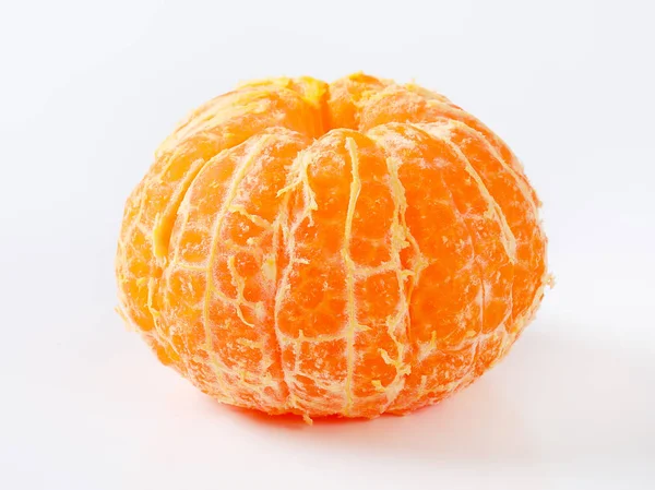 Mandarina Madura Pelada Sobre Fondo Blanco —  Fotos de Stock