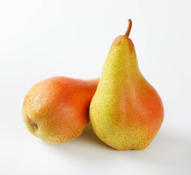 beyaz zemin üzerine iki olgun armut