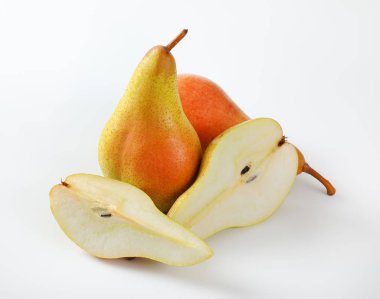 Beyaz arka plan üzerinde tüm ve yarıya armut