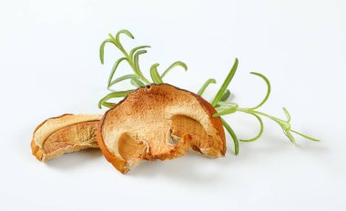 dilim kurutulmuş mantar ve beyaz arka plan üzerinde taze biberiye