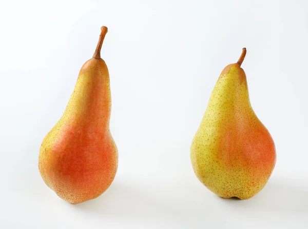 白い背景の上の つの熟した梨 — ストック写真
