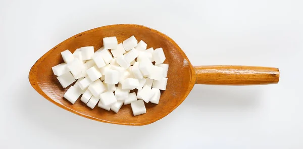 白い背景に白い角砂糖のスクープ — ストック写真