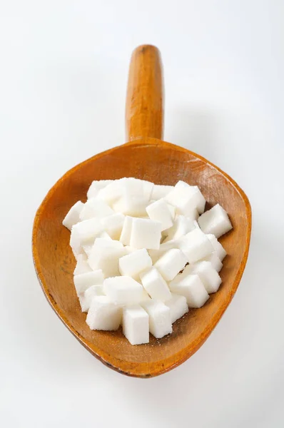 白い背景に白い角砂糖のスクープ — ストック写真