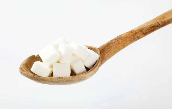 白い背景に白い角砂糖のスプーン — ストック写真
