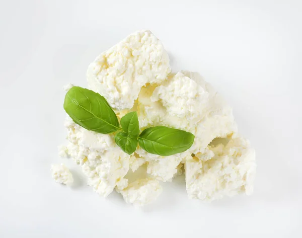 Haufen Krümeliger Weißer Käse Auf Weißem Hintergrund — Stockfoto