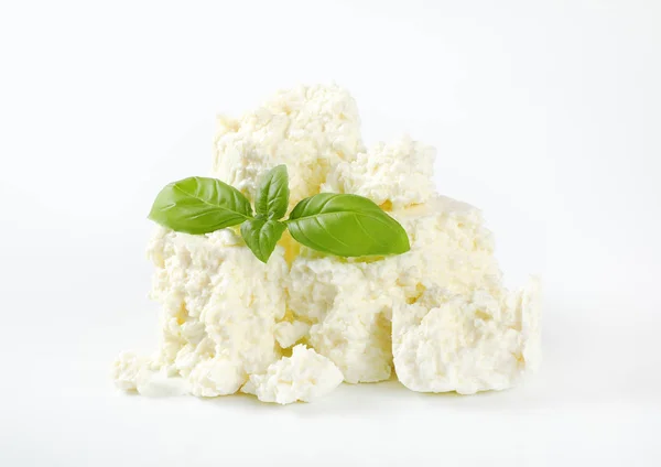 Mucchio Formaggio Bianco Friabile Sfondo Bianco — Foto Stock