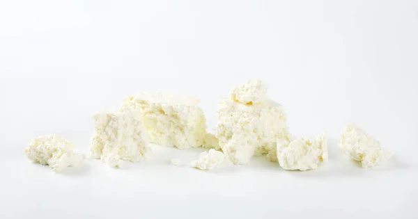 Κομμάτια Από Εύθρυπτο Λευκό Τυρί Λευκό Φόντο — Φωτογραφία Αρχείου