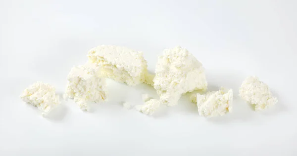 Pedaços Queijo Branco Crumbly Fundo Branco — Fotografia de Stock