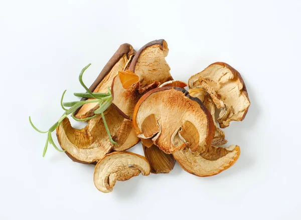 말린된 버섯과 바탕에 신선한 로즈마리의 — 스톡 사진