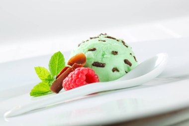 Naneli çikolatalı dondurma kaşık