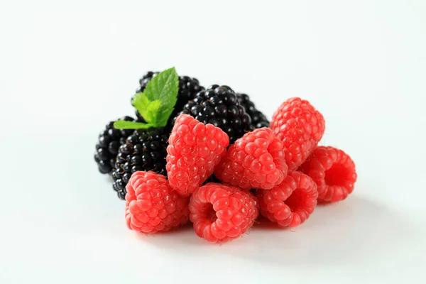 Studio Shot Fresh Raspberries Blackberries — Stock Photo, Image