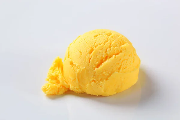 Scoop Mango Ice Cream — Stock Photo, Image