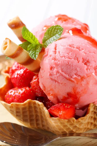 Παγωτό Φρέσκες Φράουλες Στο Καλάθι Βάφλα — Φωτογραφία Αρχείου