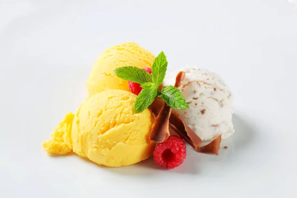 勺冰淇淋与巧克力色的卷发和水果 — 图库照片