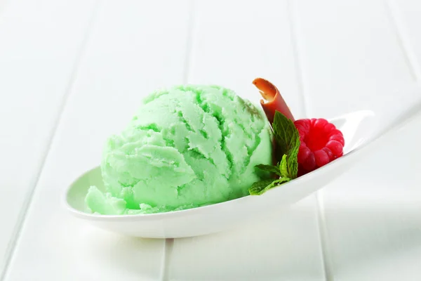 Yeşil Dondurma Kaşık Kaşık — Stok fotoğraf
