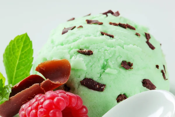 薄荷巧克力冰淇淋的独家新闻 — 图库照片