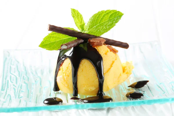 Scoop Gelato Giallo Condito Con Salsa Cioccolato Bastoncini Menta — Foto Stock