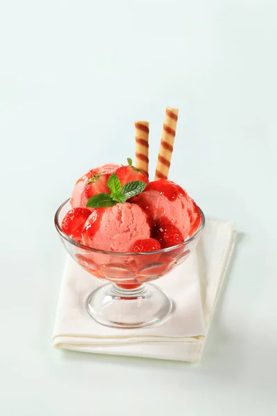 新鮮なイチゴのアイス クリーム サンデー — ストック写真
