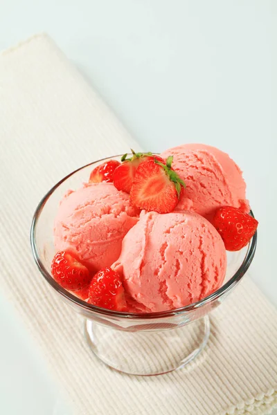 新鲜的草莓冰淇淋圣代 — 图库照片