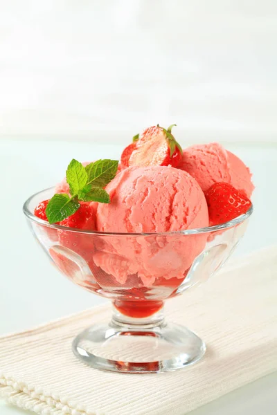 Ice Cream Sundae Met Verse Aardbeien — Stockfoto