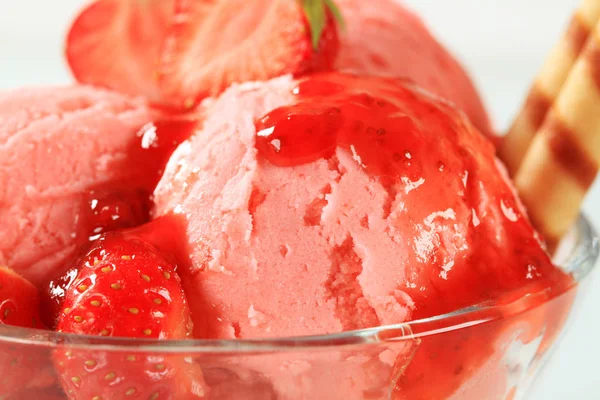 Ice Cream Sundae Fresh Strawberries — Stock Photo, Image