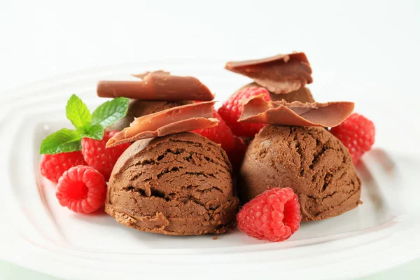 Scoops Chocolate Ice Cream Fresh Raspberries — Stock Photo, Image