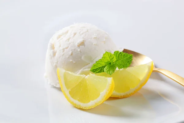 Kepçe Beyaz Dondurma Limon Dilimleri Ile — Stok fotoğraf