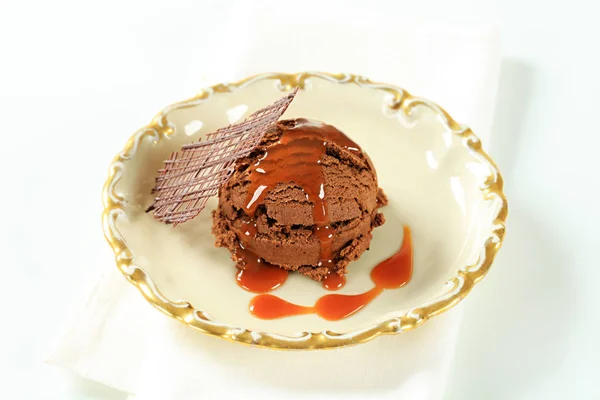 トフィー ソースとチョコレートのアイスクリームのスクープ — ストック写真