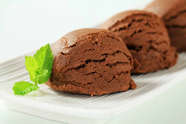 Bollen Chocolade Amandelijs Plaat — Stockfoto