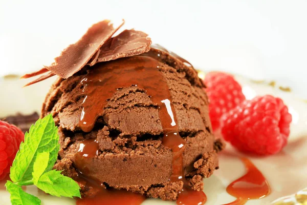 Scoop Chocolate Ice Cream Toffee Sauce Raspberries — Stock Photo, Image