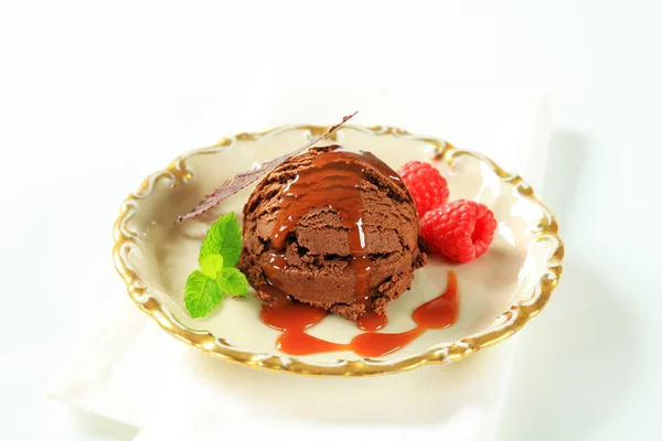 Csokoládé Fagylalt Karamell Öntettel Málna Lapát — Stock Fotó