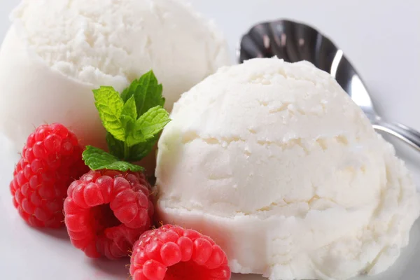 Two Scoops White Ice Cream Fresh Raspberries — Stock Photo, Image