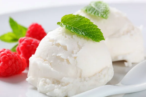 Two Scoops White Ice Cream Fresh Raspberries — Stock Photo, Image