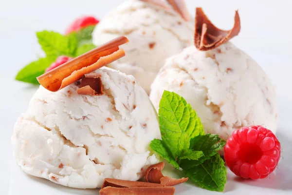 Scoops Stracciatella Ijs Gegarneerd Met Chocoladeschilfers — Stockfoto