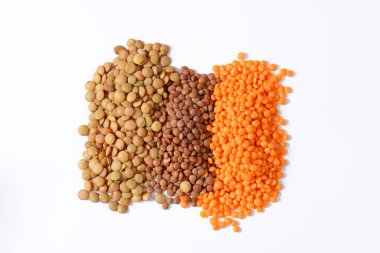 Beyaz arkaplanda mercimek yığını