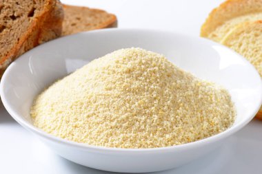 Bayat ekmek ve ince toprak kırıntıları