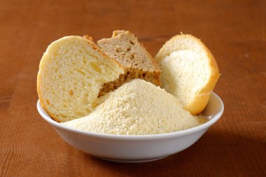 Bayat ekmek ve ince toprak kırıntıları