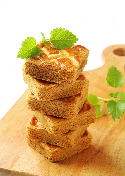 Biscoitos de especiarias cheios de amêndoa holandesa — Fotografia de Stock