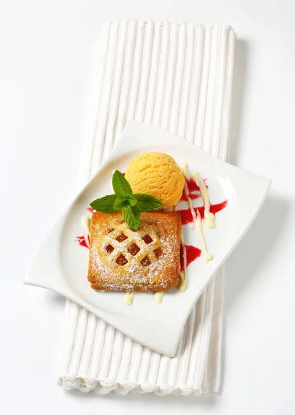 Little apricot pie with ice cream — Stock Photo, Image