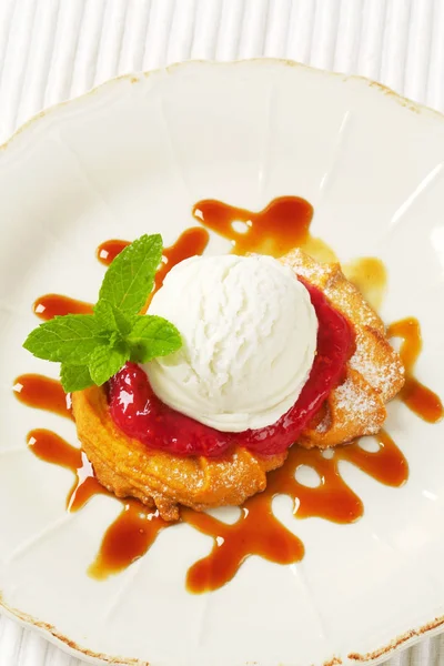 Spritz butter cookie with raspberry sauce and ice cream — Stock Photo, Image