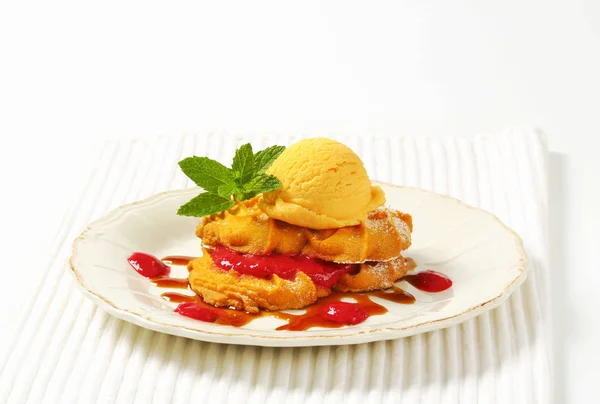 Spritz boter koekjes met geel ijs — Stockfoto