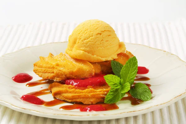 Печенье с маслом Spritz с желтым мороженым — стоковое фото