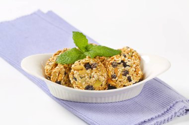 Susam kuru üzüm kurabiyeleri