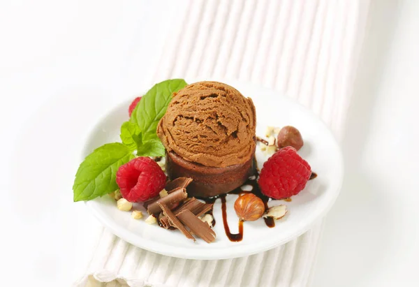 Mini gâteau aux noisettes au chocolat avec crème glacée — Photo
