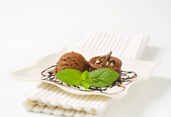ミニ チョコレート ヘーゼル ナッツ ケーキ アイスクリーム添え — ストック写真