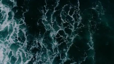 Okyanus. Insanlar. Sörf. Su. Doğa. Sunrise. Anten. 4k. Drone