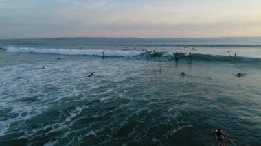 Okyanus. Insanlar. Sörf. Su. Doğa. Sunrise. Anten. 4k. Drone