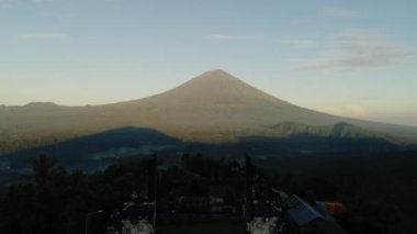 Dağ. Sunrise. Tapınak. Doğa. Anten. 4k. Drone