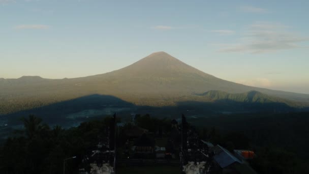 Montaña. Amanecer. Temple. Naturaleza. Antenas. 4k. Drone. — Vídeos de Stock