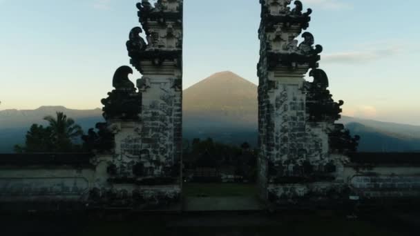 Montaña. Amanecer. Temple. Naturaleza. Antenas. 4k. Drone. — Vídeos de Stock